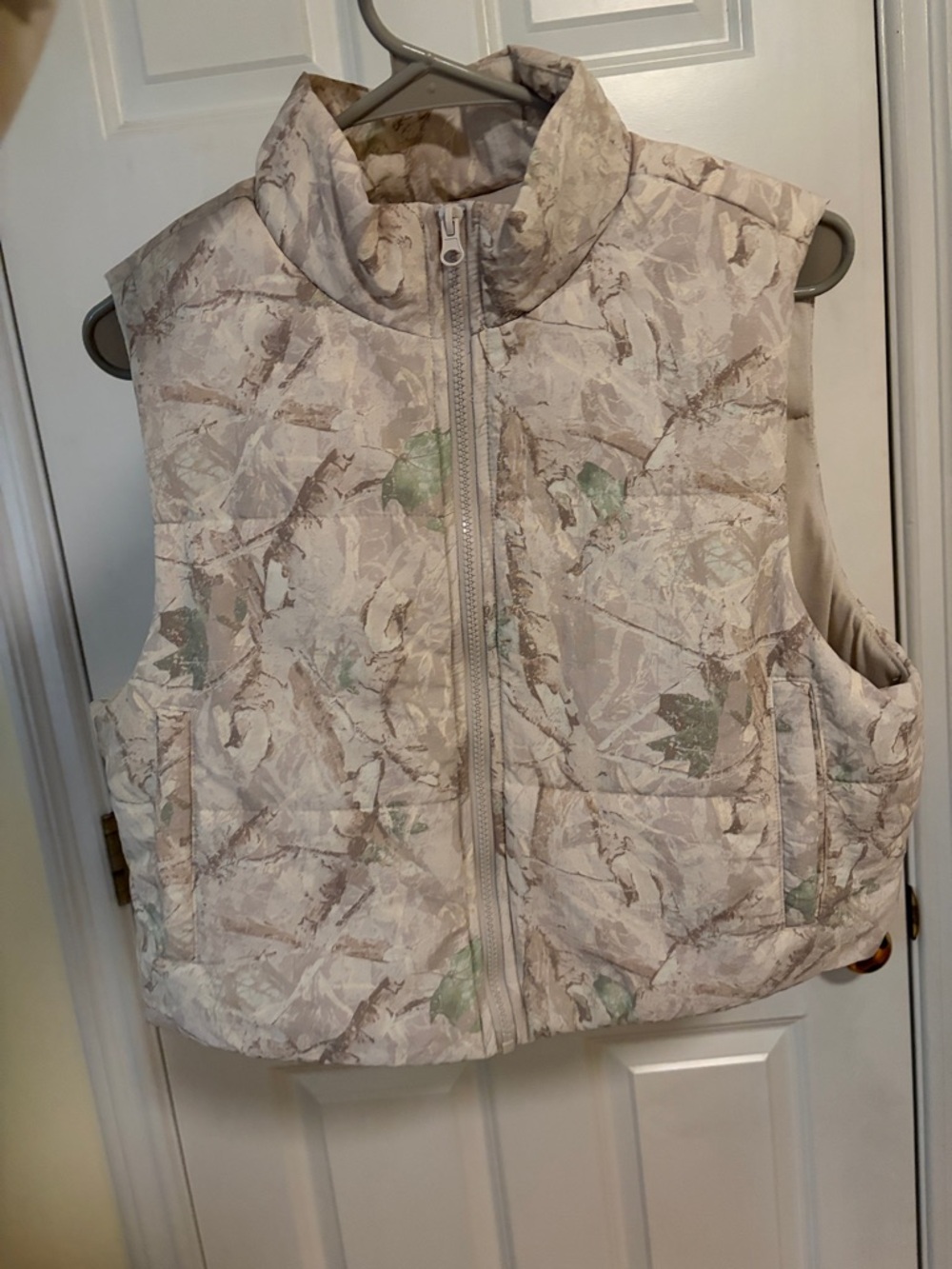 Cropped Neutral Camo Puffer Vest - Beige